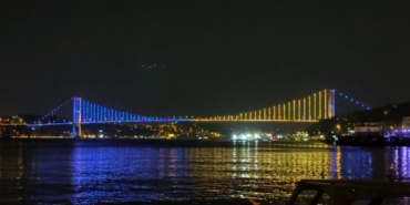 Köprüler sarı-lacivert renklerle ışıklandırıldı