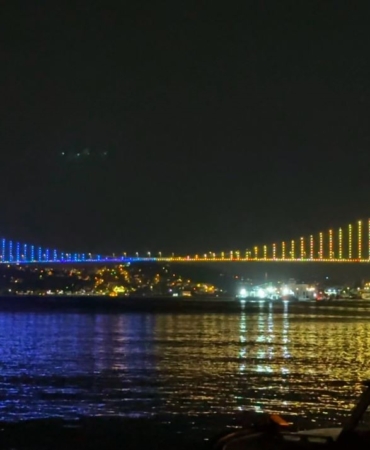 Köprüler sarı-lacivert renklerle ışıklandırıldı