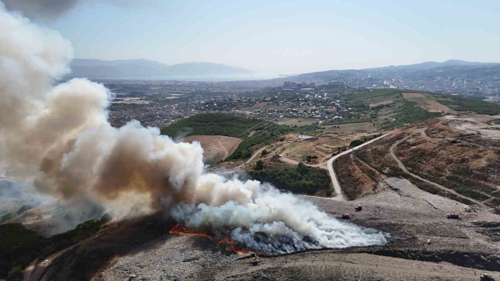 Çöp döküm sahasında yangına müdahale sürüyor