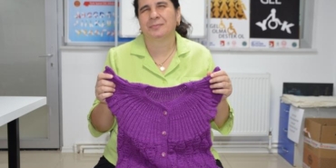 Görme engelli Çiler Kocaman dünyasını örgüyle güzelleştiriyor