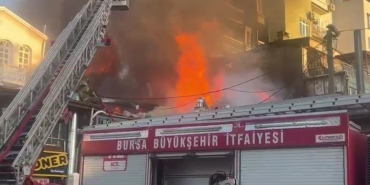 Tarihi semtte çıkan yangın söndürüldü: 5 iş yeri zarar gördü