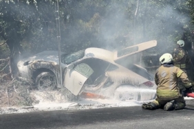 Sarıyer’de kaza yapan lüks otomobil alev aldı, sürücü son anda kurtuldu