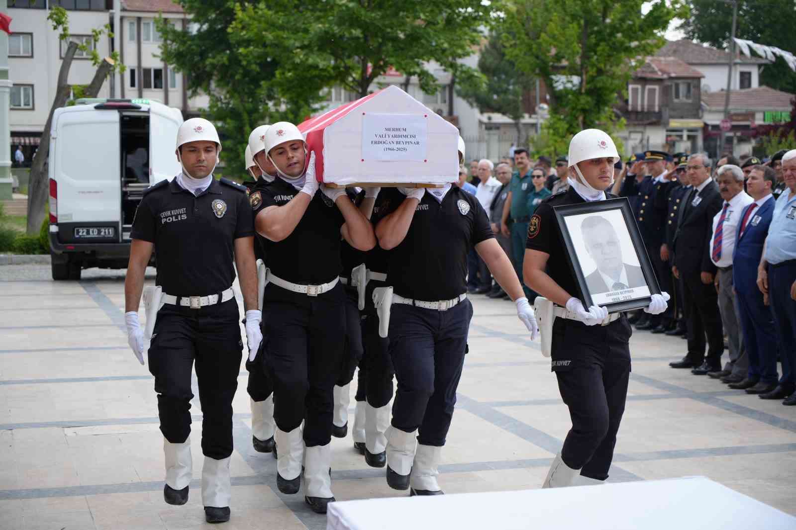Vali Yardımcısı Beypınar, törenle son yolculuğuna uğurlandı