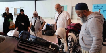 Kutsal topraklardan yurda dönen ilk hacı kafilesi İstanbul Havalimanı’nda gözyaşlarıyla karşılandı