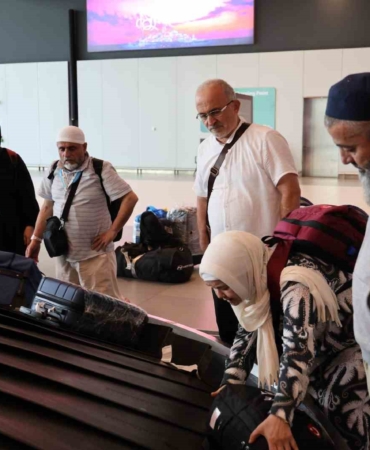 Kutsal topraklardan yurda dönen ilk hacı kafilesi İstanbul Havalimanı’nda gözyaşlarıyla karşılandı