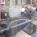 Avcılar’da iki şahıs, yaşlı adamı sopayla dövdü