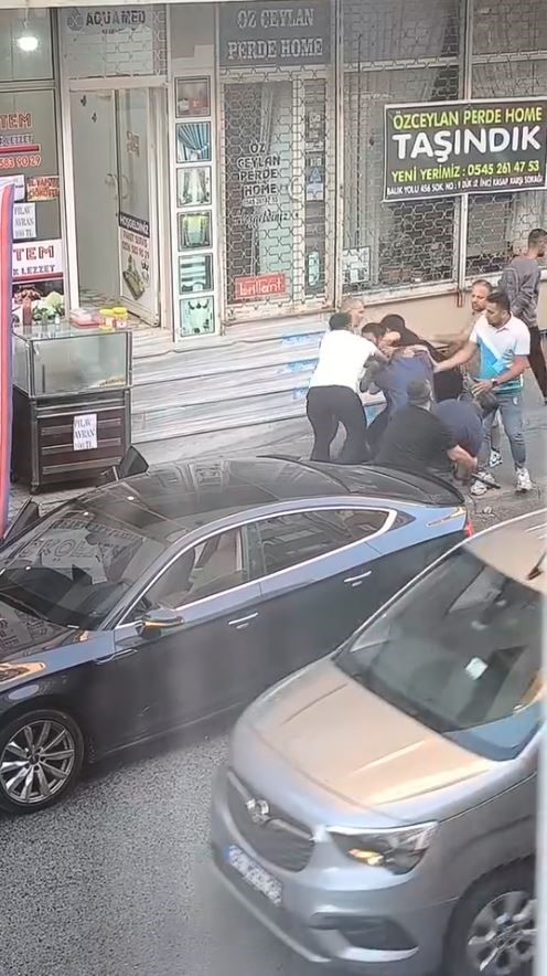 Avcılar’da iki şahıs, yaşlı adamı sopayla dövdü