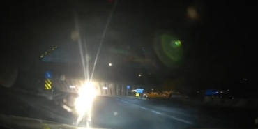 Erdek’te tersten gelen otomobil faciaya davetiye çıkardı