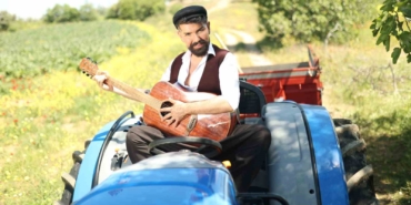 Mehmet Çevik bu sefer de köy ağası olup traktör kullandı