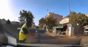 Kartal’da otomobille çarpışan motosikletli havaya savruldu