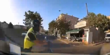 Kartal’da otomobille çarpışan motosikletli havaya savruldu