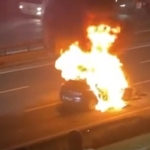 Kağıthane’de bariyere çarpan otomobil alev aldı, o anlar kameralara yansıdı