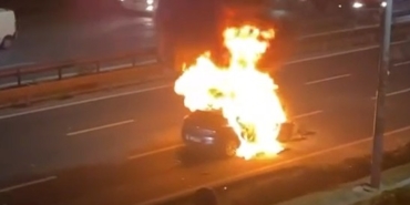 Kağıthane’de bariyere çarpan otomobil alev aldı, o anlar kameralara yansıdı