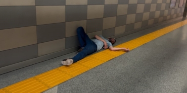 Metro istasyonunda sızıp kaldı;" Ben neredeyim, bırakın yatayım" dedi
