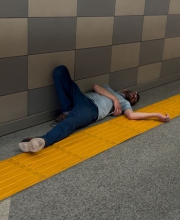 Metro istasyonunda sızıp kaldı;" Ben neredeyim, bırakın yatayım" dedi