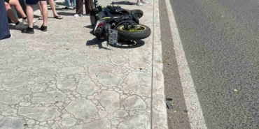 Kaza yapan motosiklet sürücüsünü kask korudu