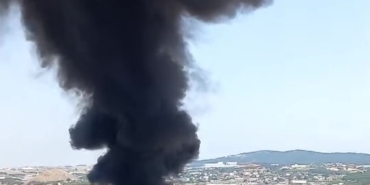 Çöp ayrıştırma tesisi bahçesinde yangın