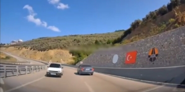 Otobanda ters yönde son sürat böyle ilerledi... Kazanın teğet geçtiği anlar kamerada