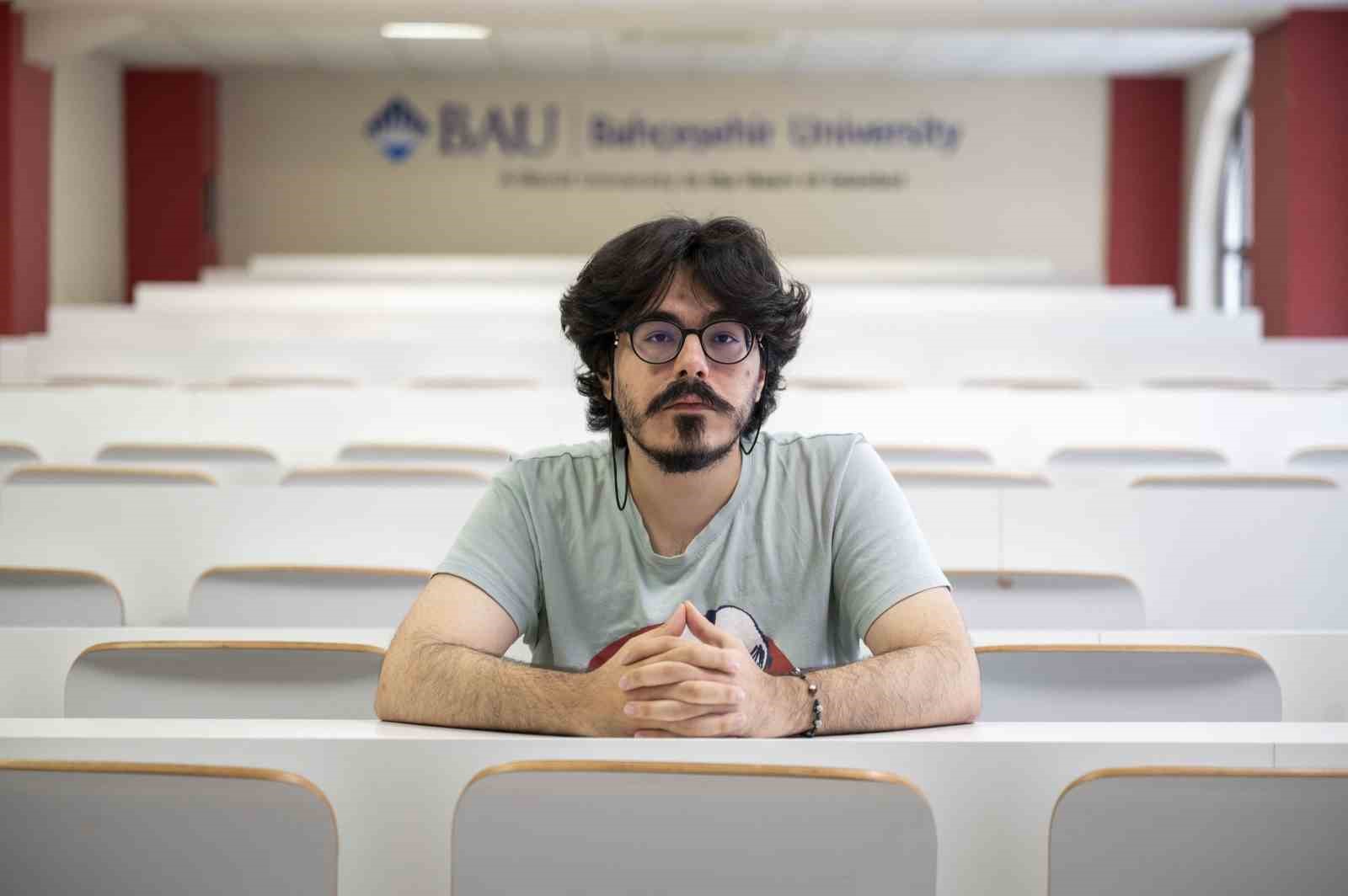 Yüzde 60 görme engeline rağmen önce YKS Türkiye şampiyonu oldu, şimdi de üniversiteyi birincilikle bitirdi