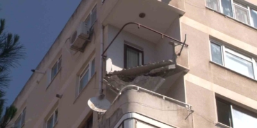 Maltepe’de bir binanın çöken balkonu paniğe neden oldu