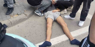 Otomobilin çarptığı 2 motosikletteki gençler yaralandı
