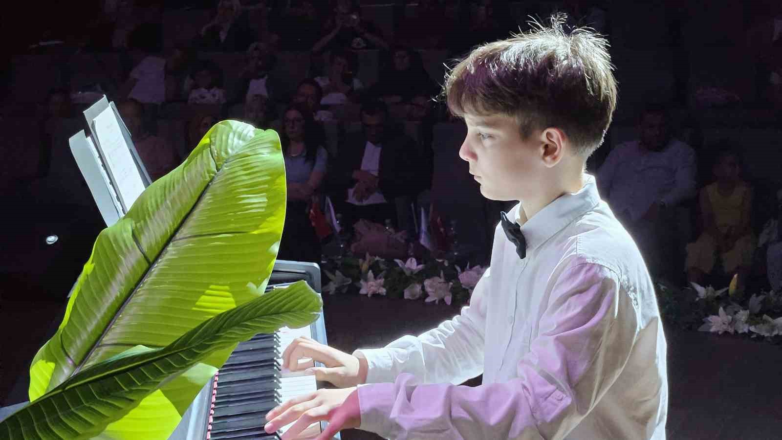 Çocuklar kulakların pasını sildi