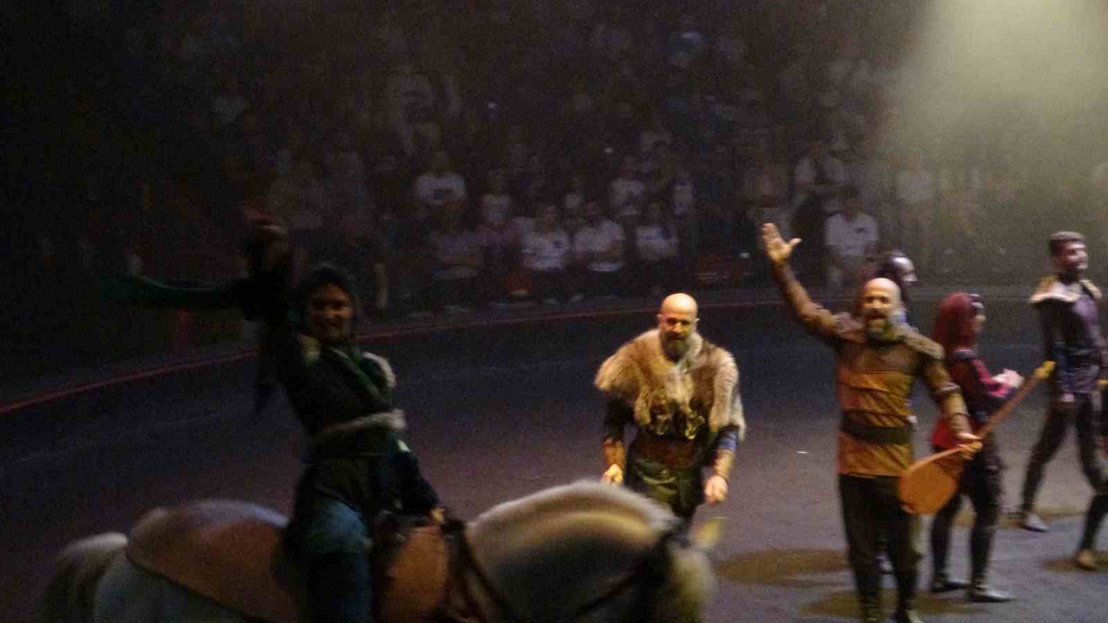 Bayramın 3’üncü günü ’Kuruluş Osman’ dizisinin çekildiği film platosuna turist akını