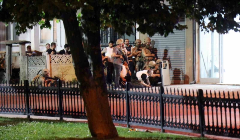 Hakkında yakalama kararı olan şahıs polise ateş açıp dükkana saklandı: Yaralı halde 6 saat direndi