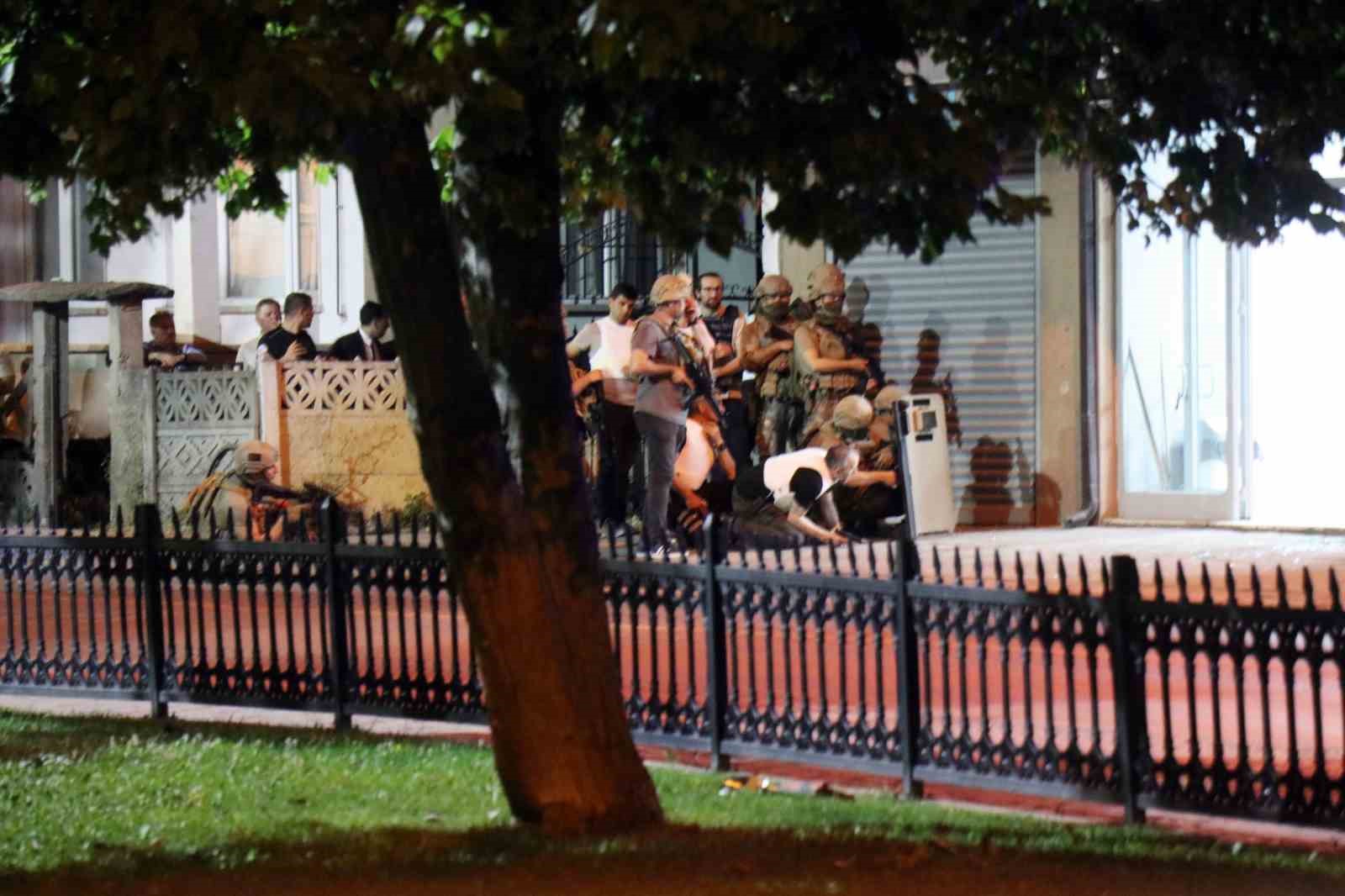 Hakkında yakalama kararı olan şahıs polise ateş açıp dükkana saklandı: Yaralı halde 6 saat direndi