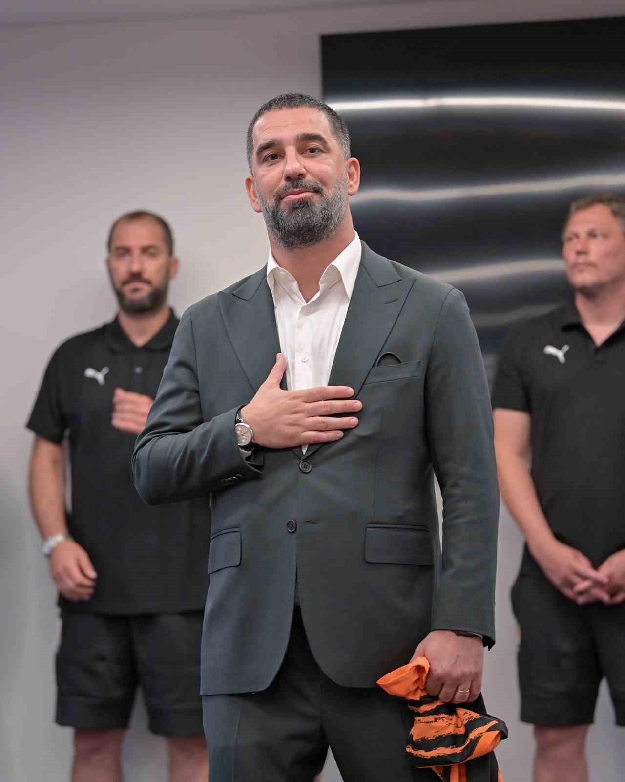 Arda Turan, yeni takımı Shakhtar Donetsk’te futbolcularla tanıştı