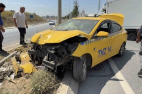 Başakşehir’de kontrolden çıkan taksi refüje çıktı: 1 yaralı