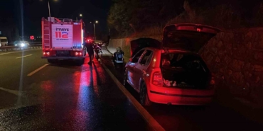 Seyir halindeki otomobilde yangın... Alevleri fark edip son anda indiler