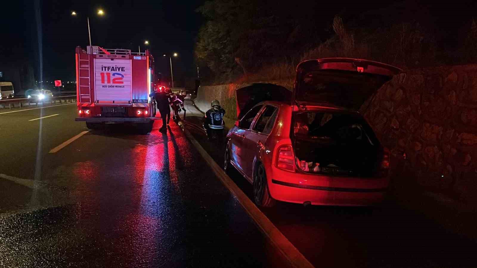 Seyir halindeki otomobilde yangın... Alevleri fark edip son anda indiler