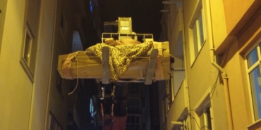 Cenazeyi vinçle taşıdılar