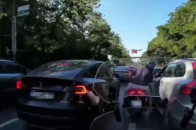 Sarıyer’de kendisine çarpan araç sürücüsüne tükürüp kaçtı