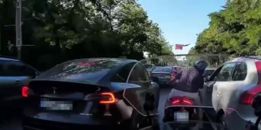 Sarıyer’de kendisine çarpan araç sürücüsüne tükürüp kaçtı