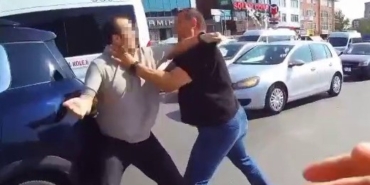 Ataşehir’de yol verme kavgasında sürücüler birbirine girdi: ‘Ehliyetler gidiyor, yapmayın’