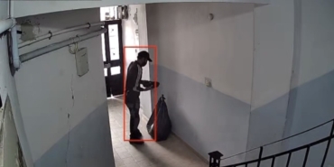 Hırsız ayakkabıları büyük siyah poşete doldurup kaçtı