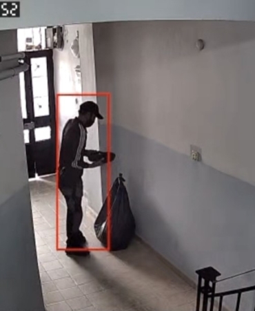 Hırsız ayakkabıları büyük siyah poşete doldurup kaçtı