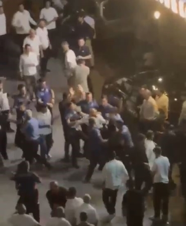 Düğünde havaya atılan parayı çocuklar kaptı, aileler birbirine girdi