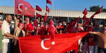 Avrupa şampiyonları memleketlerinde meşalelerle karşılandı