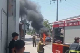 Aşırı sıcak seyir halindeki otomobili yaktı