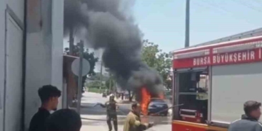 Aşırı sıcak seyir halindeki otomobili yaktı