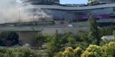 Başakşehir’de bulunan Mall Of İstanbul alışveriş merkezinin mal kabul bölümünde yangın çıktı. Olay yerine çok sayıda itfaiye ekibi sevk edildi. İtfaiyenin yangına müdahalesi sürüyor.