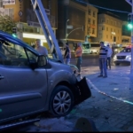 Avcılar’da aşırı hız yapan araç elektrik direğine çarptı: 3 yaralı