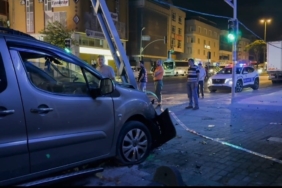Avcılar’da aşırı hız yapan araç elektrik direğine çarptı: 3 yaralı