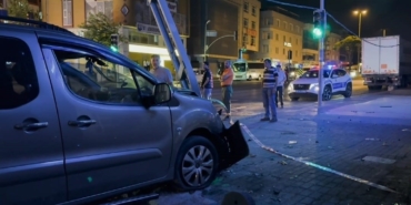 Avcılar’da aşırı hız yapan araç elektrik direğine çarptı: 3 yaralı