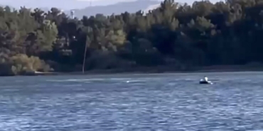 Helikopter ile kayık gölette karşılaştı