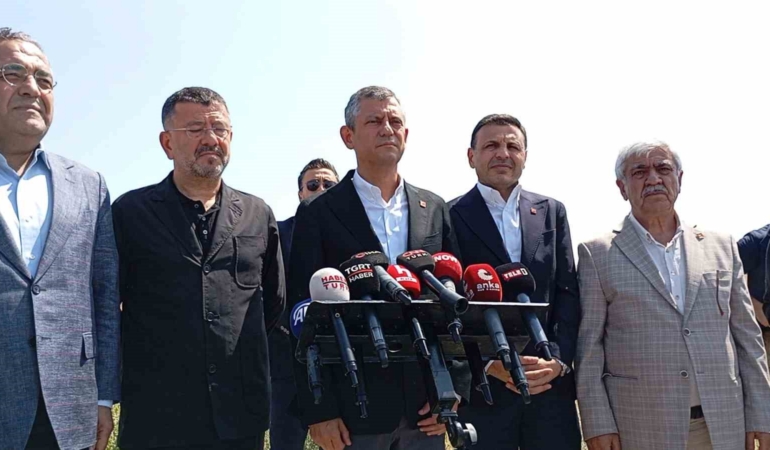Görevden uzaklaştırılan İBB Başkanı Ekrem İmamoğlu’nun duruşması sonrası Özgür Özel açıklama yaptı