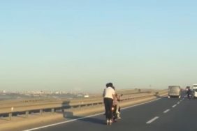 Trafikte motosiklete tutunarak ilerleyen patenli genç yürekleri ağza getirdi